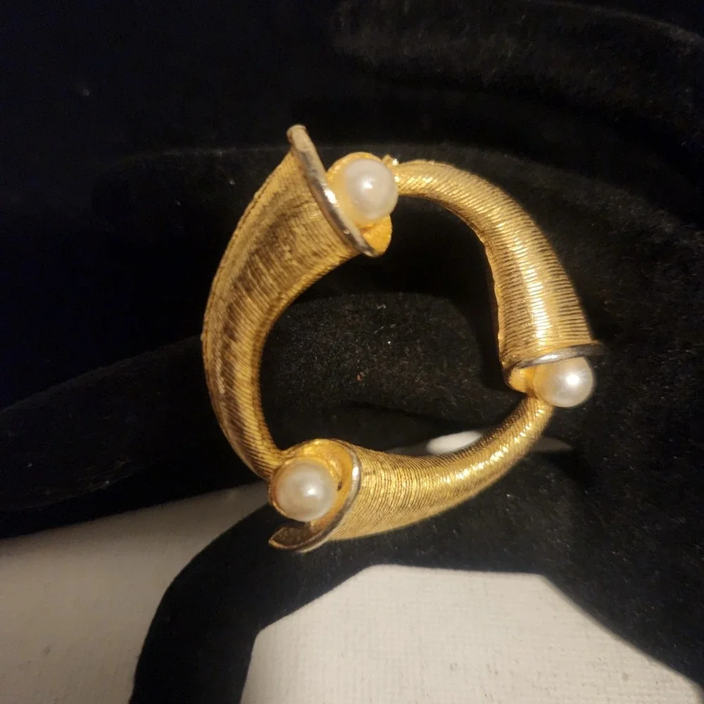 Vintage‎ Gold Tone Faux Pearl Textured Wreath Brooch Pin Circular Design 2 Inch